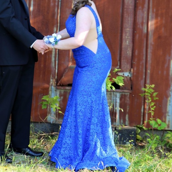 Prom dress. - Picture 3 of 6